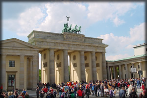 Es war bis zur Wiedervereinigung Deutschlands Symbol des Kalten Krieges und wurde nach 1990 zum Symbol der Wiedervereinigung Deutschlands und Europas.